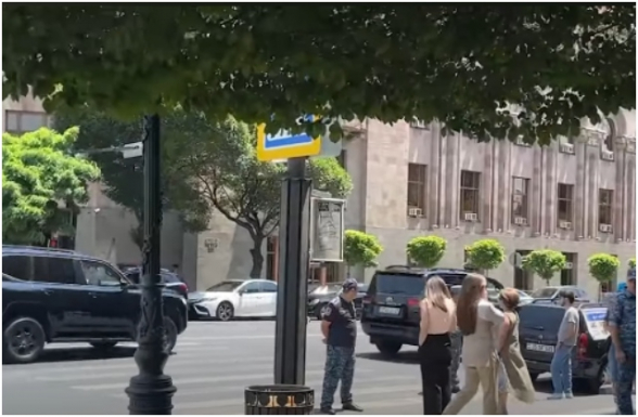 Кортеж Пашиняна промчался на красный свет к зданию правительства (видео)